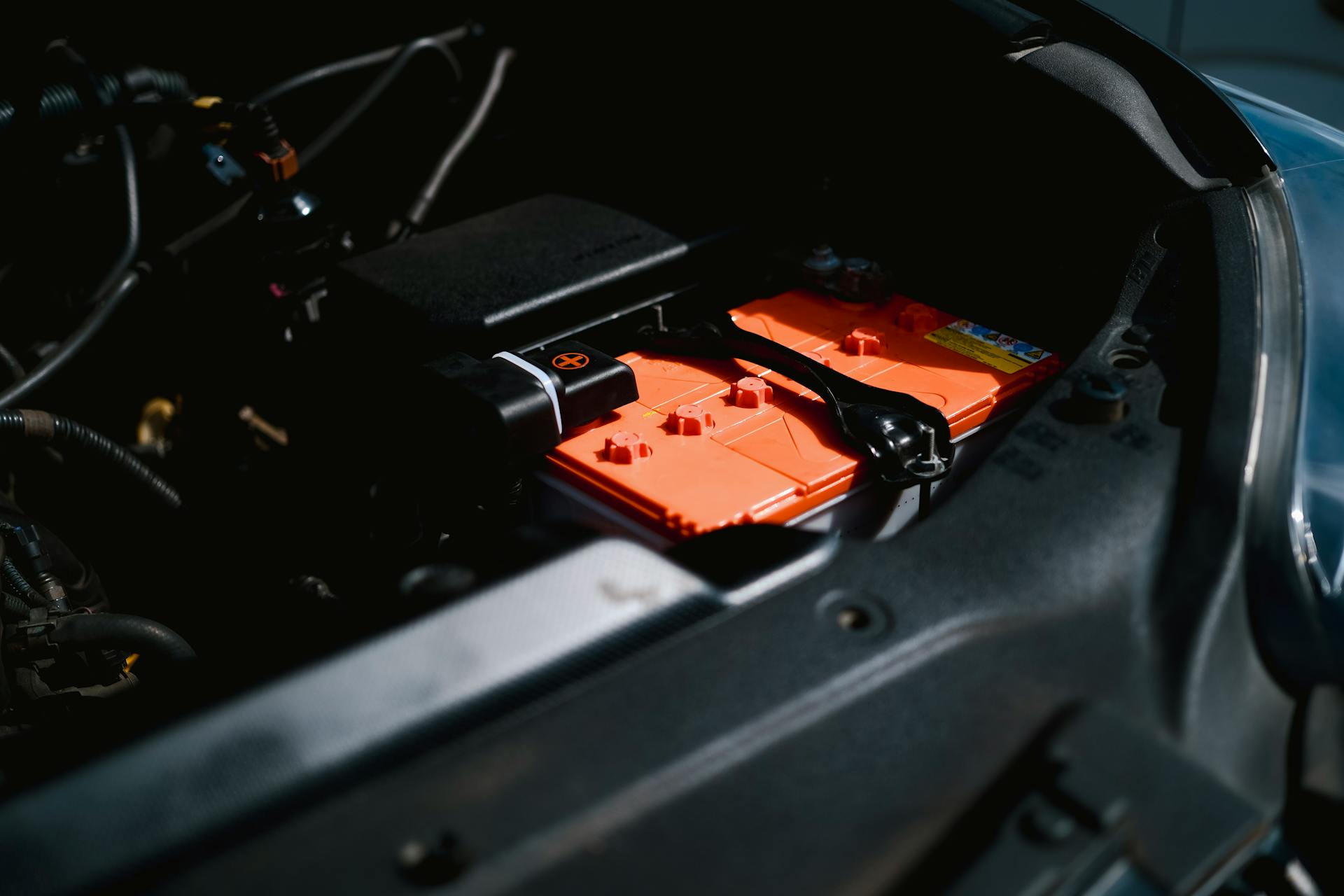 Bilbatteri i motorrommet – sjekk batteriets tilstand
